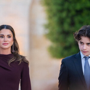 "Louange à Dieu pour ses plus grands dons... Vous avez éclairé nos vies avec notre précieuse petite-fille, Iman"
La reine Rania de Jordanie et son fils le prince Hashem lors des célébrations du 78ème anniversaire de l'indépendance de la Jordanie à Amman. Le 25 mai 2024 