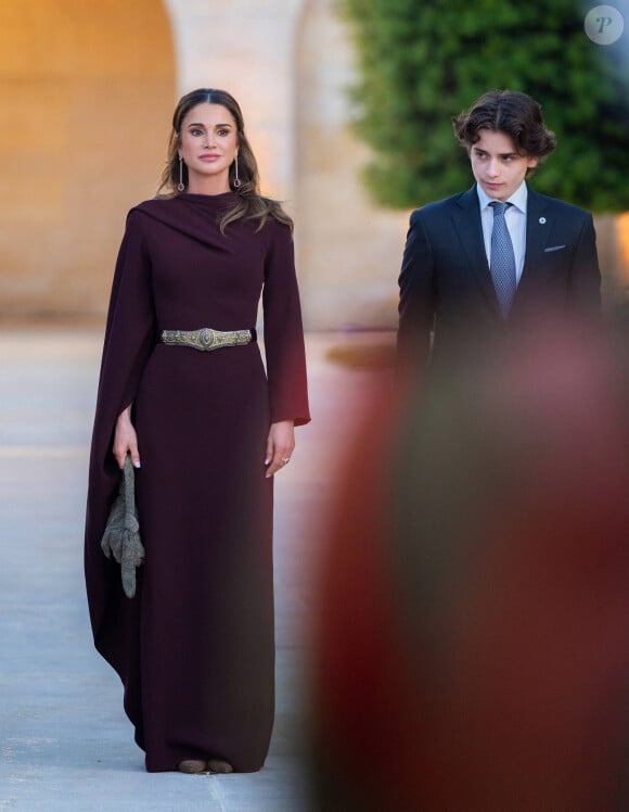 "Louange à Dieu pour ses plus grands dons... Vous avez éclairé nos vies avec notre précieuse petite-fille, Iman"
La reine Rania de Jordanie et son fils le prince Hashem lors des célébrations du 78ème anniversaire de l'indépendance de la Jordanie à Amman. Le 25 mai 2024 