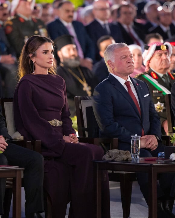 "Que Dieu nous protège de vous. Félicitations à Hussein et Rajwa, et que Dieu remplisse vos vies de bénédictions et de contentement" peut-on lire.
Le roi Abdallah II et la reine Rania de Jordanie lors des célébrations du 78ème anniversaire de l'indépendance de la Jordanie à Amman. Le 25 mai 2024 