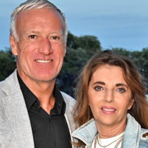 Pour rappel, Didier Deschamps est marié à Claude (née en 1966) qu'il a rencontrée à Nantes où elle suivait des études d'orthophoniste.
Didier Deschamps, sa femme, Claude et Nagui durant la soirée de clôture de la première édition du festival Les Théâtrales d'Eze en plein air à l'oppidum du Col d'Eze avec la pièce "Brexit sentimental. © Bruno Bebert / Bestimage