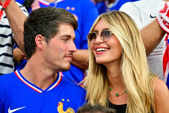 Dylan Deschamps et sa fiancée Mathilde Cappelaere dans les tribunes de la demi-finale du Championnat d'Europe de football (Euro 2024) entre l'Espagne et la France (2-1) à Munich, Allemagne, le 9 juillet 2024. © Bestimage 