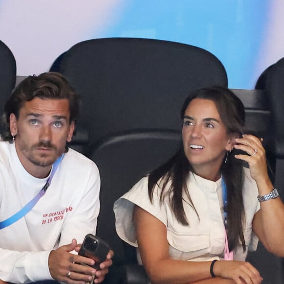 Antoine Griezmann et sa femme Erika Choperena - Célébrités assistent à la victoire de Léon Marchand qui devient champion Olympique sur 400 m 4 nages lors des Jeux Olympiques de Paris 2024 (JO) à Paris La Defense Arena à Nanterre le 28 juillet 2024. © Dominique Jacovides-Pierre Perusseau/Bestimage 