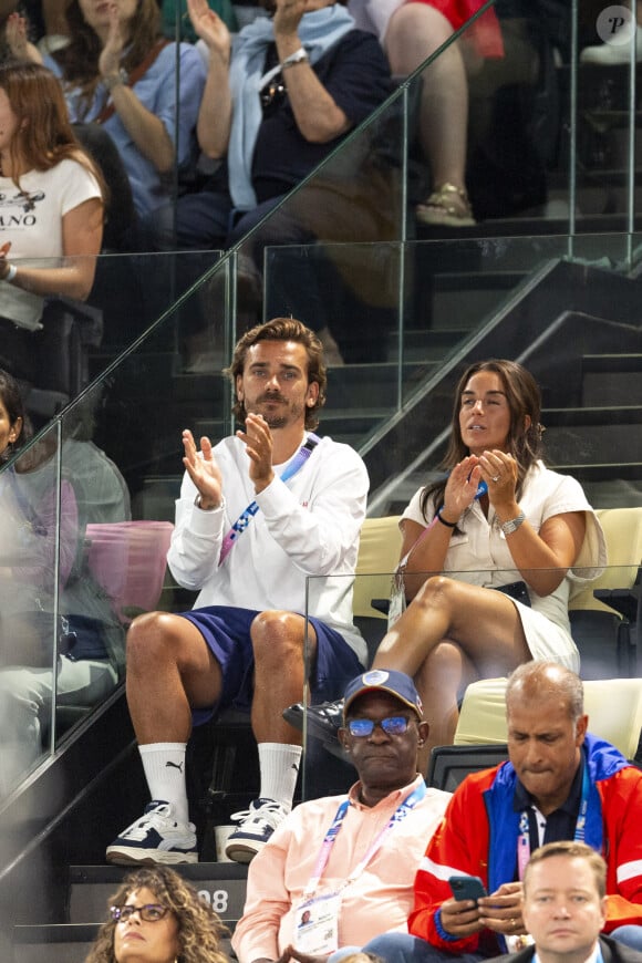 Antoine Griezmann et sa femme Erika Choperena assistent aux épreuve de gymnastique artistique lors des Jeux Olympiques de Paris 2024 (JO) au Palais omnisports Bercy Arena, à Paris, France, le 28 juillet 2024. © Jacovides-Perusseau/Bestimage 