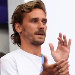 "Oui les termes ont été beaucoup trop violents! Remettez vous en question et pas juste par emoji!" (ndlr : Eurosport a répondu par un emoji triste au post d'Antoine Griezmann) 
Antoine Griezmann - Les célébrités assistent à la Finale de Rugby à 7 opposant la France aux Fidji lors des Jeux Olympiques de Paris 2024 (JO) au Stade de France à Saint-Denis, Seine Saint-Denis, le 27 juillet 2024. © Jacovides-Perusseau/Bestimage 