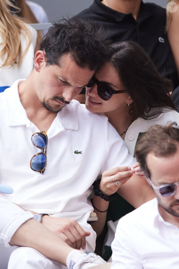 Juan Arbelaez et sa compagne Cassandre Verdier dans les tribunes des Internationaux de France de tennis de Roland Garros 2024 à Paris, France, le 4 juin 2024. © Jacovides-Moreau/Bestimage