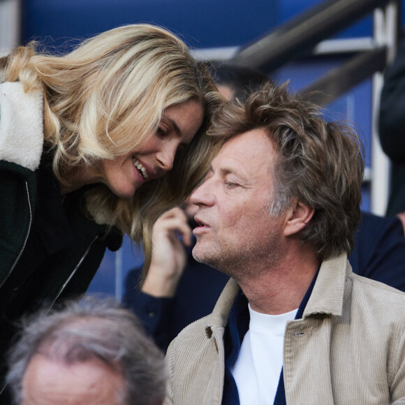 Alice Taglioni et son compagnon Laurent Delahousse dans les tribunes de la demi-finale retour de Ligue des champions entre le PSG face au Borussia Dortmund (0-1) au Parc des Princes à Paris le 7 mai 2024. © Cyril Moreau/Bestimage