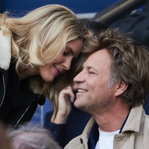 Alice Taglioni et son compagnon Laurent Delahousse dans les tribunes de la demi-finale retour de Ligue des champions entre le PSG face au Borussia Dortmund (0-1) au Parc des Princes à Paris le 7 mai 2024. © Cyril Moreau/Bestimage