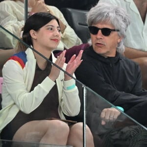 Qui est tombée
Nicola Sirkis et sa fille Théa - Célébrités assistent aux épreuves de gymnastique lors des Jeux Olympiques de Paris2024 (JO) le 5 aout 2024. © Perusseau-Jacovides/Bestimage 