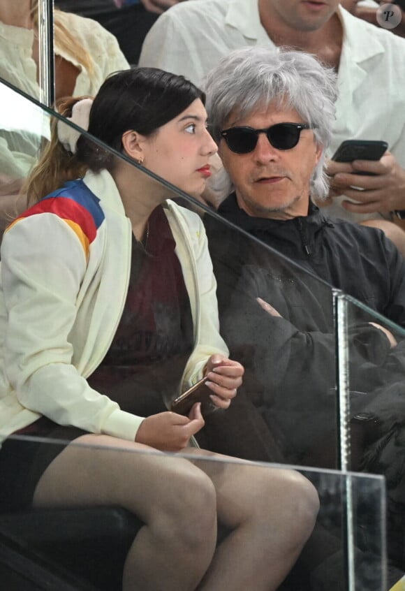 Nicola Sirkis et sa fille Théa - Célébrités assistent aux épreuves de gymnastique lors des Jeux Olympiques de Paris2024 (JO) le 5 aout 2024. © Perusseau-Jacovides/Bestimage 