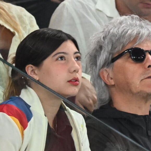 Nicola Sirkis et sa fille Théa - Célébrités assistent aux épreuves de gymnastique lors des Jeux Olympiques de Paris2024 (JO) le 5 aout 2024. © Perusseau-Jacovides/Bestimage 