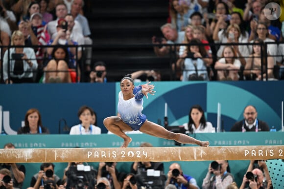 Simone Biles lors des épreuves de de gymnastique finale femmes poutre lors des Jeux Olympiques de Paris 2024 (JO) au Palais omnisports Bercy Arena, à Paris, France, le 5 août 2024. © Jacovides-Perusseau/Bestimage 