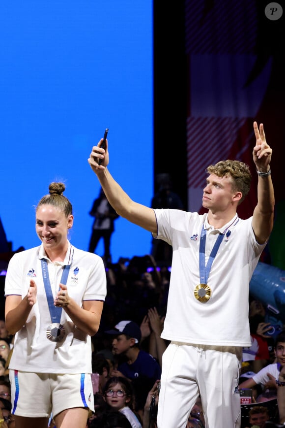 Léon Marchand, multi médaillé en natation, rencontre le public au Club France à la Grande Halle de La Villette, Paris, lors des Jeux Olympiques Paris 2024, le 5 août 2024. © Stéphane Lemouton / Bestimage 