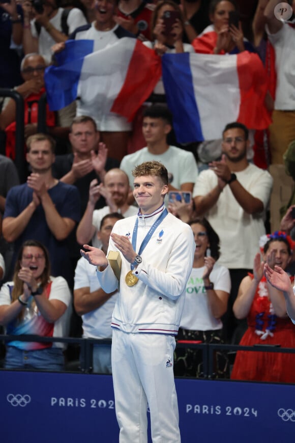 Léon Marchand lors de la cérémonie de remise des médailles du 200 mètres quatre nages individuel masculin pendant les Jeux olympiques Paris 2024 le 2 août 2024. © David G. McIntyre/ZUMA Press Wire / Bestimage 