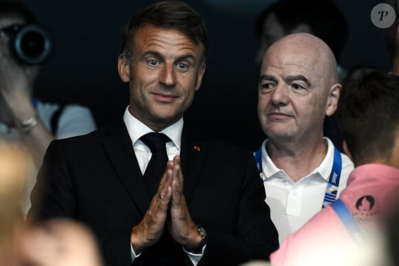 Emmanuel Macron, président de la République française et Gianni Infantino, membres du CIO, assistent à la finale de natation des Jeux olympiques de Paris 2024 à l'Arena de la Défense à Paris (France), le 02 août 2024.