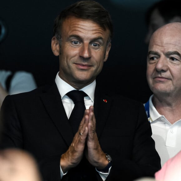 Emmanuel Macron, président de la République française et Gianni Infantino, membres du CIO, assistent à la finale de natation des Jeux olympiques de Paris 2024 à l'Arena de la Défense à Paris (France), le 02 août 2024.