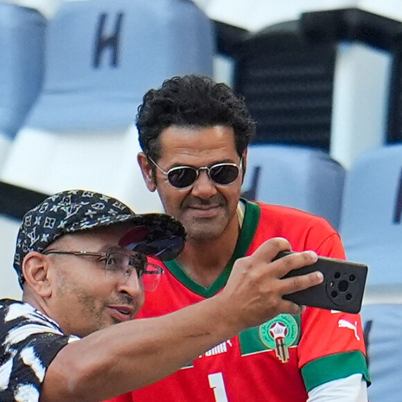 Jamel Debbouze et son fils Léon assistent à la demi-finale de football entre le Maroc et l'Espagne (1-2) lors des Jeux Olympiques de Paris2024 (JO) le 5 aout 2024.