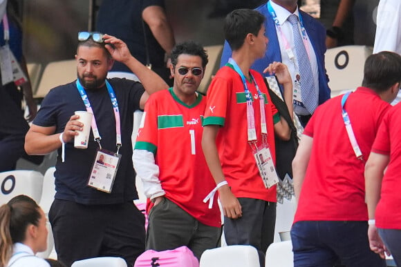 Jamel Debbouze et son fils Léon assistent à la demi-finale de football entre le Maroc et l'Espagne (1-2) lors des Jeux Olympiques de Paris2024 (JO) le 5 aout 2024.