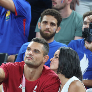 Le couple a également immortalisé son amour le temps d'un selfie. 
Florent Manaudou et sa compagne Lola Duménil - Les célébrités assistent à la victoire de l'équipe de France de basket face au Canada (82-73) lors des Jeux Olympiques de Paris2024, le 6 août 2024. © Jacovides-Perusseau / Bestimage