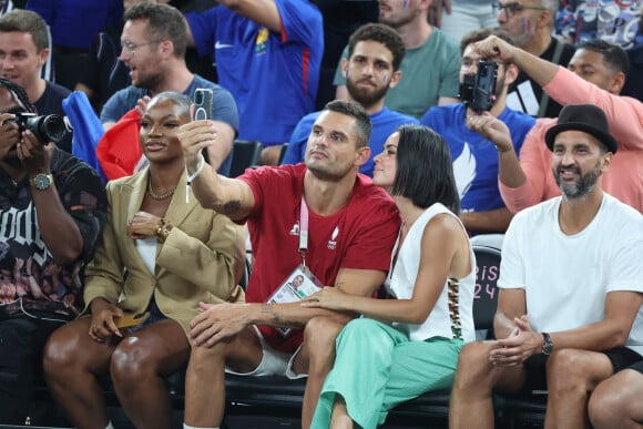 Le couple a également immortalisé son amour le temps d'un selfie. 
Florent Manaudou et sa compagne Lola Duménil - Les célébrités assistent à la victoire de l'équipe de France de basket face au Canada (82-73) lors des Jeux Olympiques de Paris2024, le 6 août 2024. © Jacovides-Perusseau / Bestimage