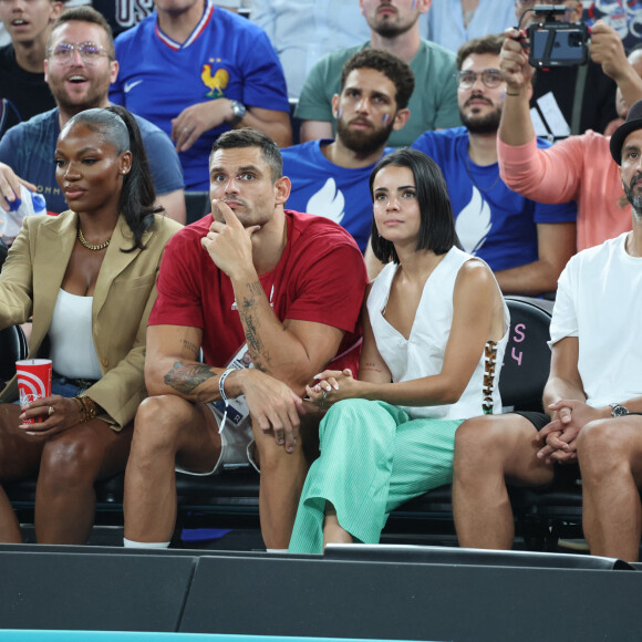 Florent Manaudou et sa compagne Lola Duménil - Les célébrités assistent à la victoire de l'équipe de France de basket face au Canada (82-73) lors des Jeux Olympiques de Paris2024, le 6 août 2024. © Jacovides-Perusseau / Bestimage