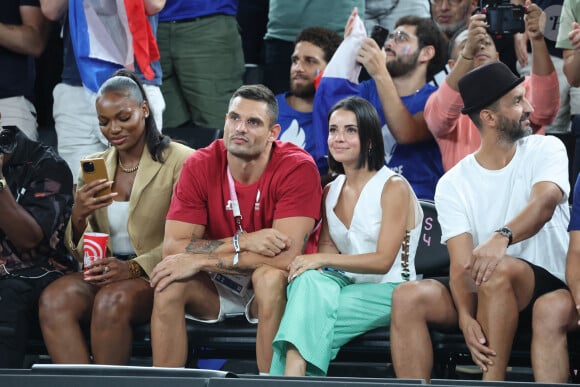 Florent Manaudou et sa compagne Lola Duménil - Les célébrités assistent à la victoire de l'équipe de France de basket face au Canada (82-73) lors des Jeux Olympiques de Paris2024, le 6 août 2024. © Jacovides-Perusseau / Bestimage