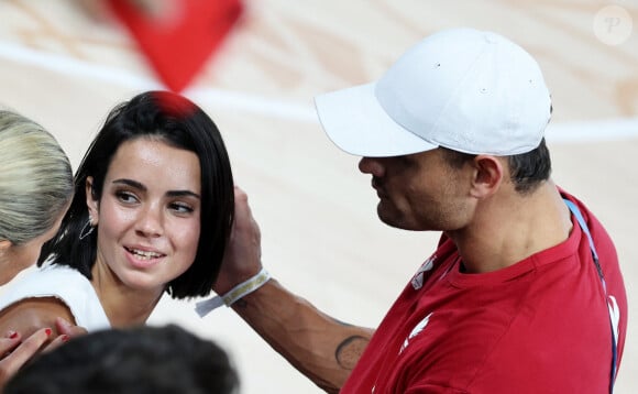 Mais ce n'était pas sur le terrain que les yeux de Florent Manaudou étaient rivés. 
Florent Manaudou et sa compagne Lola Duménil - Les célébrités assistent à la victoire de l'équipe de France de basket face au Canada (82-73) lors des Jeux Olympiques de Paris2024, le 6 août 2024. © Jacovides-Perusseau / Bestimage