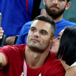 Florent Manaudou et sa compagne Lola Duménil - Les célébrités assistent à la victoire de l'équipe de France de basket face au Canada (82-73) lors des Jeux Olympiques de Paris2024, le 6 août 2024. © Jacovides-Perusseau / Bestimage