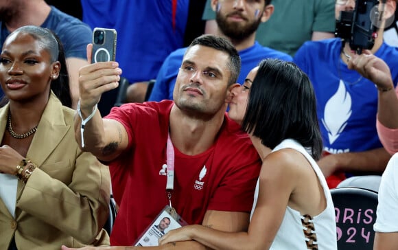 Florent Manaudou et sa compagne Lola Duménil - Les célébrités assistent à la victoire de l'équipe de France de basket face au Canada (82-73) lors des Jeux Olympiques de Paris2024, le 6 août 2024. © Jacovides-Perusseau / Bestimage