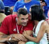 Petits mots murmurés à l'oreille, gestes d'affection, regards tendres… Florent avait de quoi être déconcentré ! 
Florent Manaudou et sa compagne Lola Duménil - Les célébrités assistent à la victoire de l'équipe de France de basket face au Canada (82-73) lors des Jeux Olympiques de Paris2024, le 6 août 2024. © Jacovides-Perusseau / Bestimage