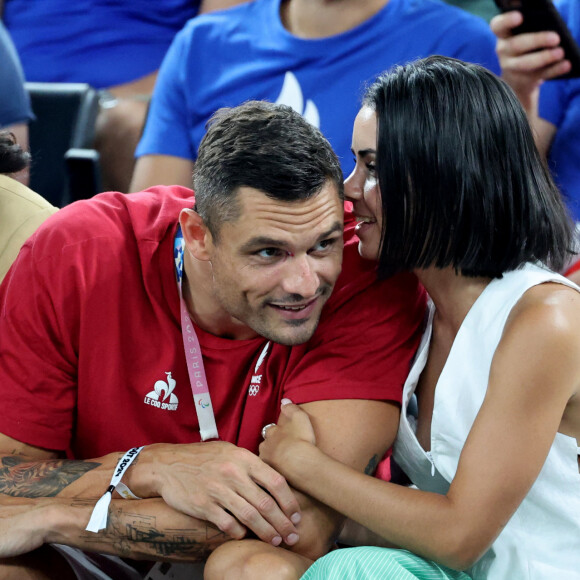 Petits mots murmurés à l'oreille, gestes d'affection, regards tendres… Florent avait de quoi être déconcentré ! 
Florent Manaudou et sa compagne Lola Duménil - Les célébrités assistent à la victoire de l'équipe de France de basket face au Canada (82-73) lors des Jeux Olympiques de Paris2024, le 6 août 2024. © Jacovides-Perusseau / Bestimage