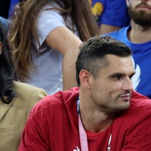 Le frère de Laure Manaudou n'a presque pas lâché du regard sa compagne. 
Florent Manaudou et sa compagne Lola Duménil - Les célébrités assistent à la victoire de l'équipe de France de basket face au Canada (82-73) lors des Jeux Olympiques de Paris2024, le 6 août 2024. © Jacovides-Perusseau / Bestimage