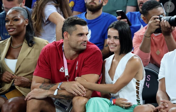 Le frère de Laure Manaudou n'a presque pas lâché du regard sa compagne. 
Florent Manaudou et sa compagne Lola Duménil - Les célébrités assistent à la victoire de l'équipe de France de basket face au Canada (82-73) lors des Jeux Olympiques de Paris2024, le 6 août 2024. © Jacovides-Perusseau / Bestimage