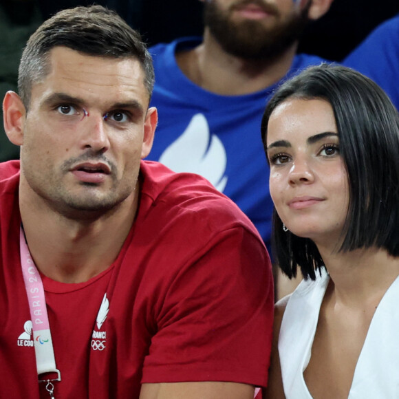 Florent Manaudou a fait vibrer les Français en remportant des médailles de bronze lors des Jeux Olympiques de Paris. 
Florent Manaudou et sa compagne Lola Duménil - Les célébrités assistent à la victoire de l'équipe de France de basket face au Canada (82-73) lors des Jeux Olympiques de Paris. © Jacovides-Perusseau / Bestimage