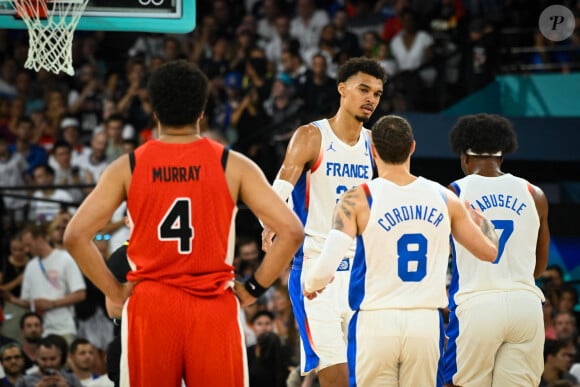 Hier soir, mardi 6 août, c'est accompagné de Lola Duménil que le nageur a assisté au match de basket qui a opposé la France au Canada. 
Quarts de finale - Victor Wembanyama célèbre sa victoire avec Isaia Cordinier et Guerschon Yabusele lors du match de basket face au Canada (82-73) pendant les Jeux Olympiques de Paris 2024, le 6 août. © Federico Pestellini / DPPI / Panoramic / Bestimage