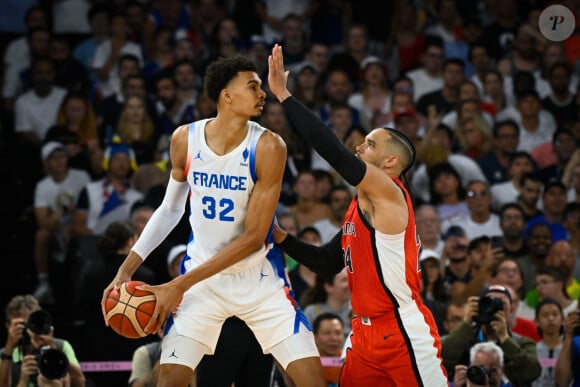 Quarts de finale - Victor Wembanyama et Brooks Dillon lors du match de basket entre la France et le Canada à l'Arena de Bercy le 6 août 2024. © Federico Pestellini / DPPI / Panoramic / Bestimage