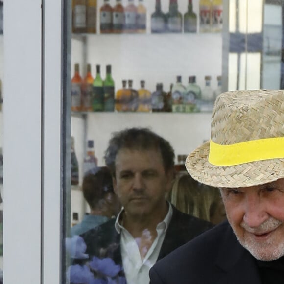 L'animateur, connu pour avoir tenu les rênes de programmes tels que "Fort Boyard", avait 84 ans
Exclusif - Patrice Laffont - Cocktail pour la sortie du livre "La saga Monneret" au Sky Bar Rooftop du siège de Pernod Ricard à Paris le 24 mai 2023. L'histoire d'une incroyable famille de motards aux centaines de victoires et de records du monde. Des années 1930 jusqu'en 1970, Georges Monneret a été le plus grand pilote moto de France. Victorieux dans 499 courses et détenteur de 183 records du monde, il a disputé 32 saisons de compétitions sur deux roues, étalées sur 38 années. Dix-neuf fois champion de France, vainqueur des 24 H du Mans, il a passé sa vie sur deux roue, créant même l'une des premières moto-école de France. Mais Georges Monneret a aussi transmis sa passion à sa progéniture. D'abord aux jumeaux Jean et Pierre, premier Français vainqueur dans la catégorie reine des 500 cm3 au Grand Prix de France à Reims en 1954 sur Gilera. Mais aussi à Philippe (vainqueur des 24 Heures du Mans moto en 1991 et auteur de ce livre hommage à cette grande famille de pilotes. © Marc Ausset-Lacroix/Bestimage 