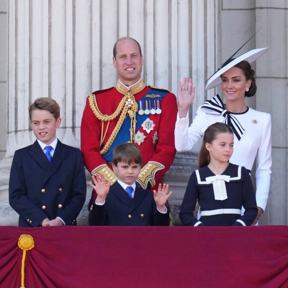 Le clan Windsor a vécu des mois particulièrement compliqués. 
Le prince George, le prince Louis, la princesse Charlotte, le prince William, prince de Galles, Catherine Kate Middleton, princesse de Galles, le roi Charles III d'Angleterre, la reine consort Camilla © Julien Burton / Bestimage 