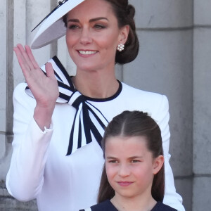 Alors que le roi Charles III lutte actuellement contre la maladie, sa belle-fille Kate Middleton a également été frappée par le cancer.
Catherine Kate Middleton, princesse de Galles, la princesse Charlotte - Les membres de la famille royale britannique au balcon du Palais de Buckingham lors de la parade militaire "Trooping the Colour" à Londres le 15 juin 2024 © Julien Burton / Bestimage 