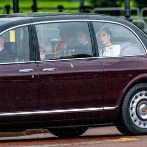 Le prince William, prince de Galles, et Catherine (Kate) Middleton, princesse de Galles, le prince George de Galles, et le prince Louis de Galles, arrivent au palais de Buckingham pour Trooping the Color à Londres, Royaume Uni, le 15 juin 2024. 