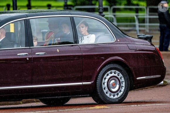 Le prince William, prince de Galles, et Catherine (Kate) Middleton, princesse de Galles, le prince George de Galles, et le prince Louis de Galles, arrivent au palais de Buckingham pour Trooping the Color à Londres, Royaume Uni, le 15 juin 2024. 