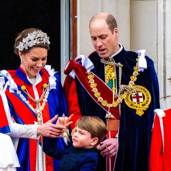 "Ça a été dévastateur pour lui", a t-il confié tout en imaginant "la boule dans la gorge" et "le vide dans l'estomac" que le père de famille a certainement dû ressentir.
Londres, ROYAUME-UNI - Sur la photo : Prince Louis, Kate Middleton, Catherine, princesse de Galles, Prince William, William