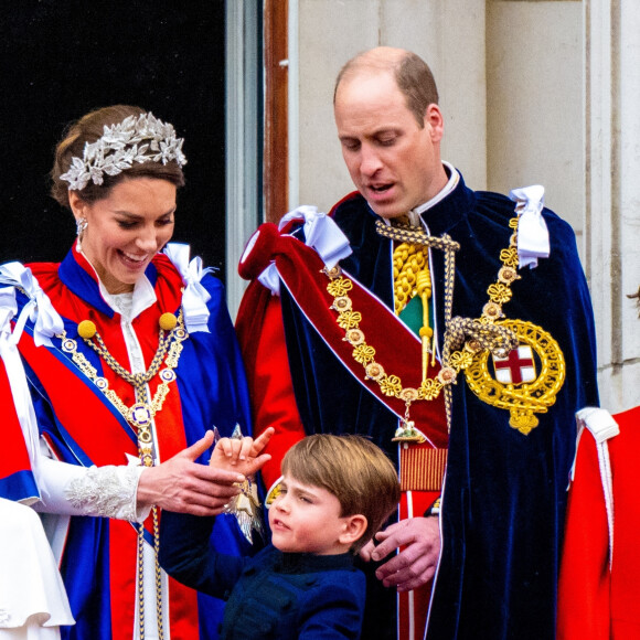 "Ça a été dévastateur pour lui", a t-il confié tout en imaginant "la boule dans la gorge" et "le vide dans l'estomac" que le père de famille a certainement dû ressentir.
Londres, ROYAUME-UNI - Sur la photo : Prince Louis, Kate Middleton, Catherine, princesse de Galles, Prince William, William