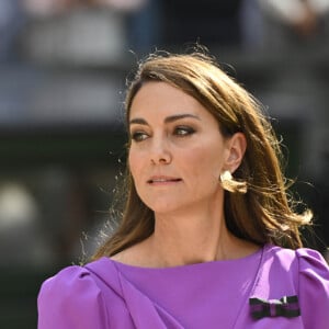 Catherine (Kate) Middleton remet la coupe à Carlos Alcaraz après sa victoire face à Novak Djokovic en finale du tournoi de Wimbledon 2024 (6/2 - 6/2 - 7/6). Wimbledon, le 14 juillet 2024. 