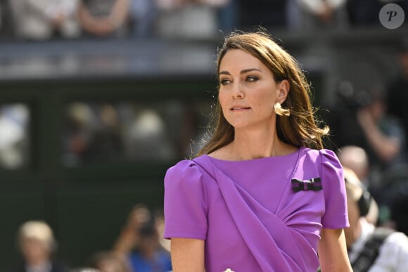 Catherine (Kate) Middleton remet la coupe à Carlos Alcaraz après sa victoire face à Novak Djokovic en finale du tournoi de Wimbledon 2024 (6/2 - 6/2 - 7/6). Wimbledon, le 14 juillet 2024. 