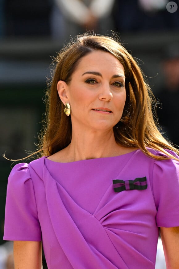 Catherine (Kate) Middleton remet la coupe à Carlos Alcaraz après sa victoire face à Novak Djokovic en finale du tournoi de Wimbledon 2024 (6/2 - 6/2 - 7/6). Wimbledon, le 14 juillet 2024. 