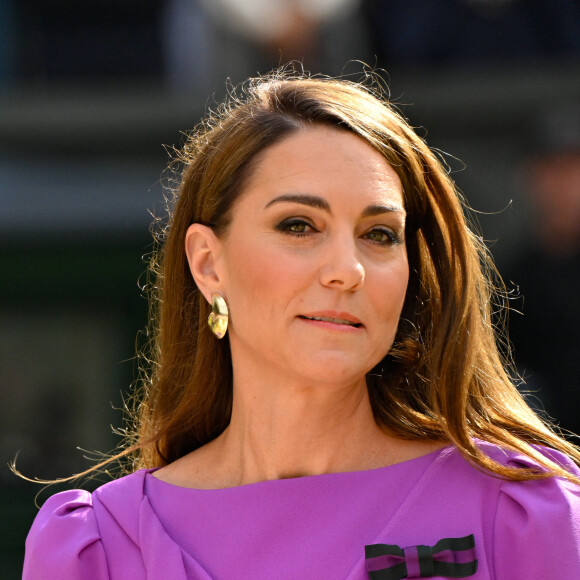 Catherine (Kate) Middleton remet la coupe à Carlos Alcaraz après sa victoire face à Novak Djokovic en finale du tournoi de Wimbledon 2024 (6/2 - 6/2 - 7/6). Wimbledon, le 14 juillet 2024. 