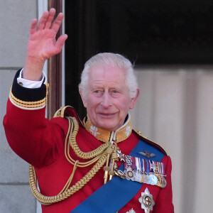 Le roi Charles III d'Angleterre et la reine consort Camilla - Les membres de la famille royale britannique au balcon du Palais de Buckingham lors de la parade militaire "Trooping the Colour" à Londres le 15 juin 2024 © Julien Burton / Bestimage 