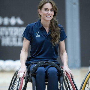 Estimée à 4,2 millions de livres sterling, la maison comporte des cheminées traditionnelles, une cuisine avec une grande table à manger en bois et un jardin d'hiver avec d'immenses fenêtres allant du sol au plafond. Le must ? Une salle de disco !
Catherine (Kate) Middleton, princesse de Galles, patronne de la Rugby football League, lors d'une visite au centre sportif Allam de l'Université de Hull pour participer à une journée d'inclusion de la Rugby League organisée par la Rugby football League Hull FC et l'Université.