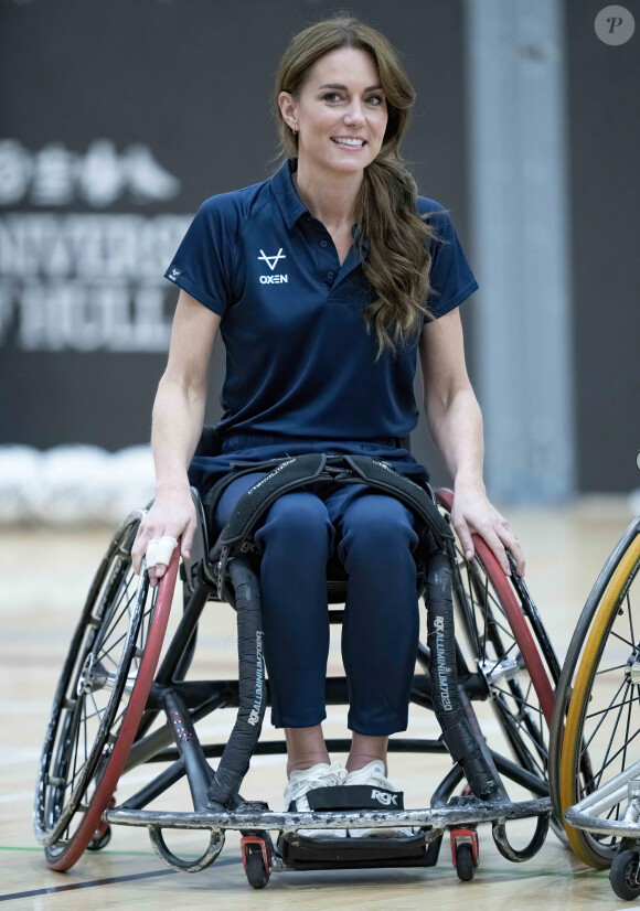 Estimée à 4,2 millions de livres sterling, la maison comporte des cheminées traditionnelles, une cuisine avec une grande table à manger en bois et un jardin d'hiver avec d'immenses fenêtres allant du sol au plafond. Le must ? Une salle de disco !
Catherine (Kate) Middleton, princesse de Galles, patronne de la Rugby football League, lors d'une visite au centre sportif Allam de l'Université de Hull pour participer à une journée d'inclusion de la Rugby League organisée par la Rugby football League Hull FC et l'Université.