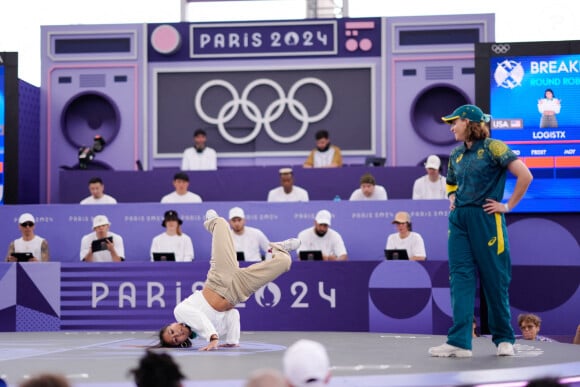 Mais les performances approximatives de la jeune femme sont rapidement devenues virales, et ont été la risée des internautes.
Logistx de l'équipe des États-Unis et Raygun de l'équipe d'Australie s'affrontent lors de la Breaking Dance B-Girls le quatorzième jour des Jeux Olympiques Paris 2024 à la Place de la Concorde le 9 août 2024. Nicolas Gouhier/ABACAPRESS.COM